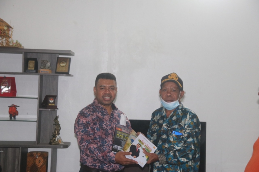 Tokoh Masyarakat Adat Suku Mpur Terima Buku dari Senator Filep Wamafma. [Foto: WRP]