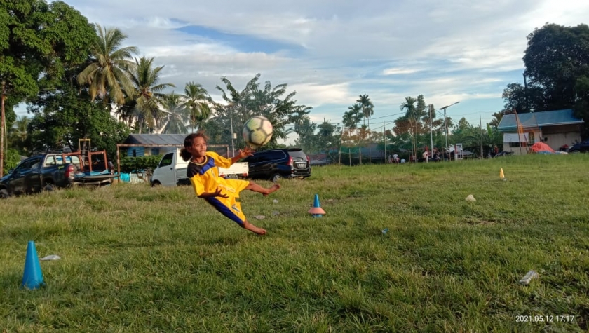Penjaga gawang Putra Batara Toru, Kevin Waney dengan aksi gaya singa menerkam, melayang dan memetik bola . [Foto: JP/MW]