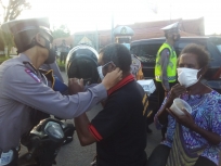 Polda Papua Barat Bagikan Masker dan Takjil kepada Masyarakat. [Foto: JP/Rolly]