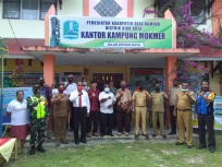 Foto bersama usai penyampaian LPPD kampung Mokmer Plh kampung Mokmer bersama aparat kampung, sekcam, lurah fandoi dan aparat keamanan. [Foto: JP/LR]