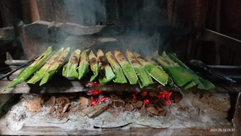 Sagu Kelapa Kuliner Khas Kota Bintuni. [Foto: JP/MW]