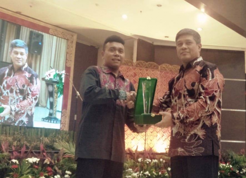 Gracia Billy Yosaphat Y Mambrasar, CEO Kitong Bisa,Papua menerima Penghargaan 