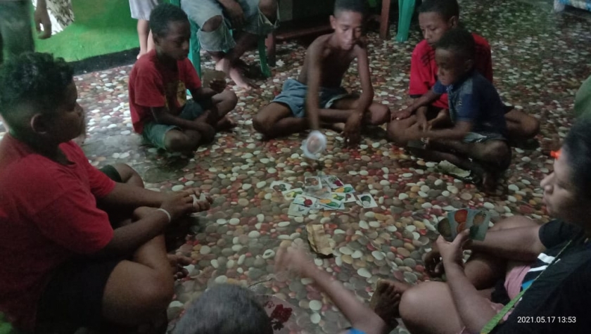 Kartu Rujak Jadi Kegemaran Baru Masyarakat Bintuni saat Pandemi. [Foto: JP/MW]