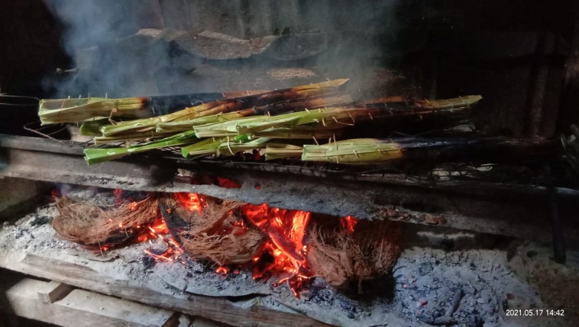 Pesanan Sagu Bakar Daun Nipah Mama Maryam Meningkat. [Foto: JP/MW]