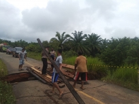 Polres Merauke Bersama Warga Perbaiki Jalan Trans Papua yang Putus. [Foto: Humas Polri]