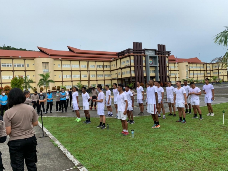 18 Casis Taruna Akpol Jalani Tes Kesamaptaan Jasmani di Manokwari. [Foto: Humas Polri]