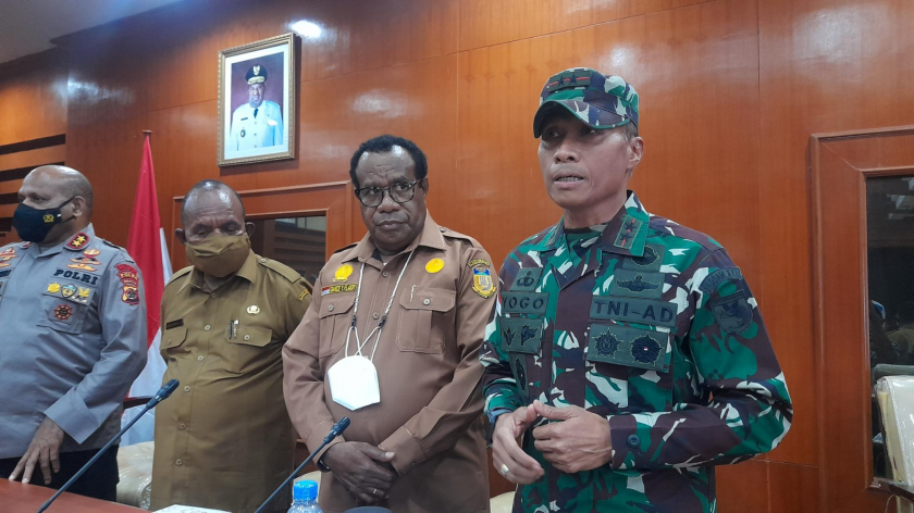 Pangdam XVII Cenderawasih kepada Mayjen TNI Ignatius Yogo Triyono. [Foto: Diskominfo Papua]