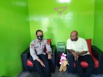 Personel Sat Binmas Sambangi Tokoh Masyarakat Papua di Kukar. [Foto: Humas Polda Kaltim]