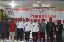 Filep Wamafma bersama Gubernur Mandacan Hadiri Temu Nasional Pemuda GPKAI di Pegaf. [Foto: JP/WRP]