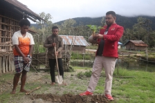 Filep Wamafma Tanam Bibit Kelapa di Anggi Gida Pegaf. [Foto: JP/WRP]