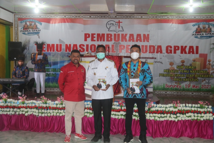 Filep Serahkan Buku Karyanya kepada Bupati Pegaf dan Billy Mambrasar. [Foto: JP/WRP]