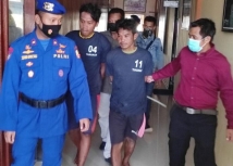 Pelaku yang diamankan Polairud Polda Papua Barat. [Foto: ist]