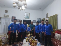 Penyerahan Uniform BMI Kepada Jo Ngofa (Pangeran) Kesultanan Ternate, Firman Mudaffar Syah, Oleh DPD BMI Maluku Utara (Malut). [Foto: Dok. DPD BMI Malut]