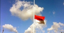 Ilustrasi Bendera Merah Putih setengah tiang. [Foto: ist]