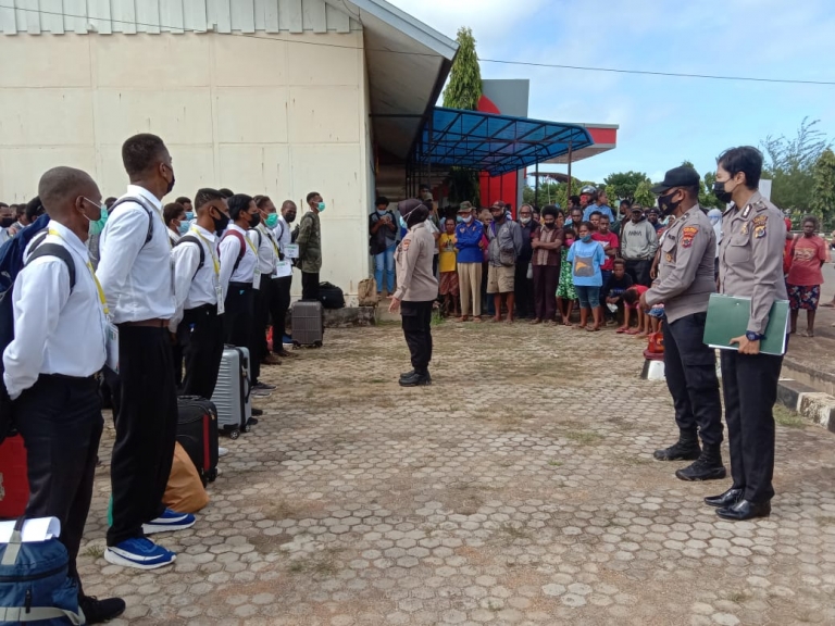 Kabag Sumda Polres Merauke melepas keberangkatan 370 Casis Polri ke Jayapura. [Foto: Polres Merauke]