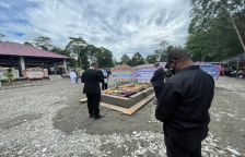 Ribuan Orang Hantar Jenazah Wagub Tinal ke Peristirahatan Terakhir. [Foto: Pemprov Papua]