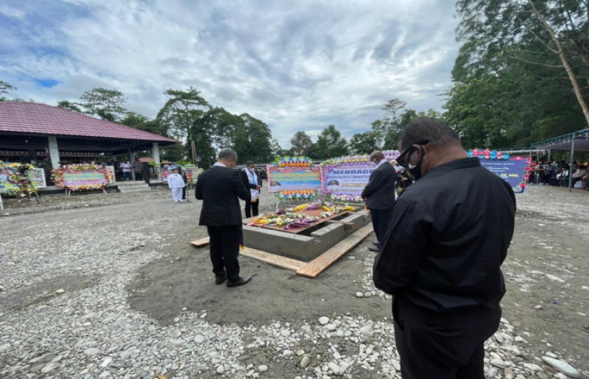 Ribuan Orang Hantar Jenazah Wagub Tinal ke Peristirahatan Terakhir. [Foto: Pemprov Papua]