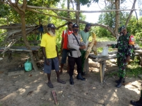 TNI/Polri laksanakan Operasi Miras Lokal di Kampung Urumb Merauke. [Foto: Polres Merauke]