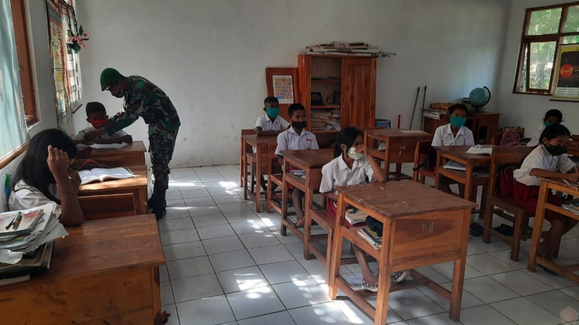 Satgas Pamtas Yonif 742/SWY Sektor Timur Membantu Mengajar di Wilayah Perbatasan. [Foto: Puspen TNI]