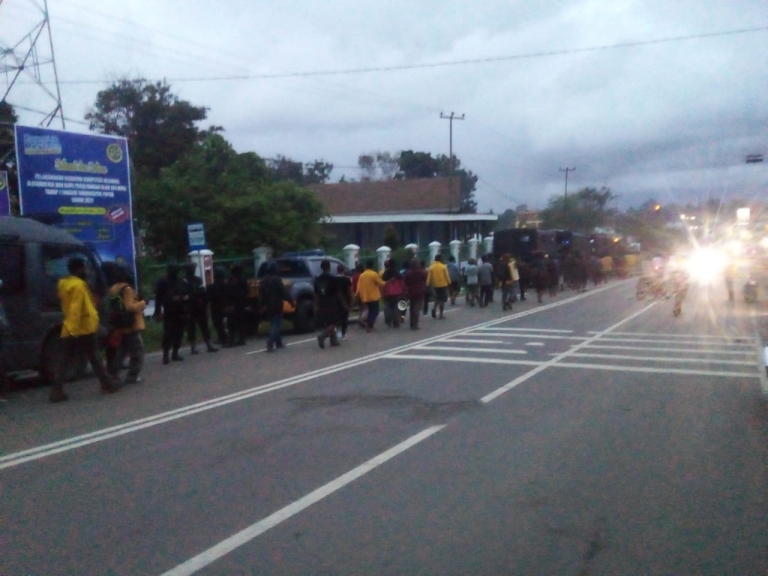 Usai Jalani Swab, 106 Pendemo di Manokwari Telah Dipulangkan. [Foto: JP/Rolly]