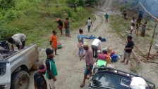 7 Jembatan Penghubung Bintuni Menuju Kampung Obo Terputus.  Tim tengah berupaya membangun jembatan darurat. [Foto: JP/MW]