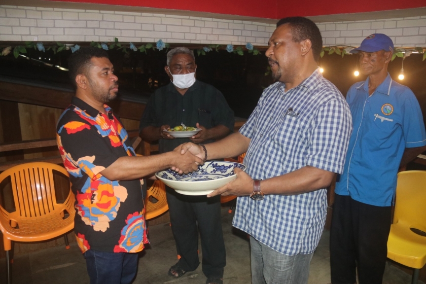 Jadi Tamu Terhormat, Filep Wamafma Disambut Adat Byak di Raja Ampat.