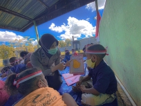 Satgas Arfak Polda Papua Barat Berikan Edukasi Anak-Anak Bintuni. [Foto: Polda Papua Barat]