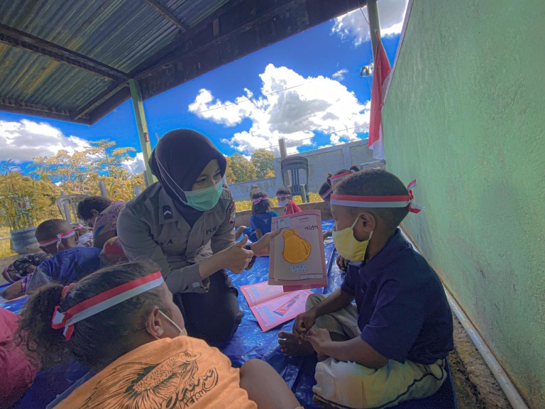 Satgas Arfak Polda Papua Barat Berikan Edukasi Anak-Anak Bintuni. [Foto: Polda Papua Barat]