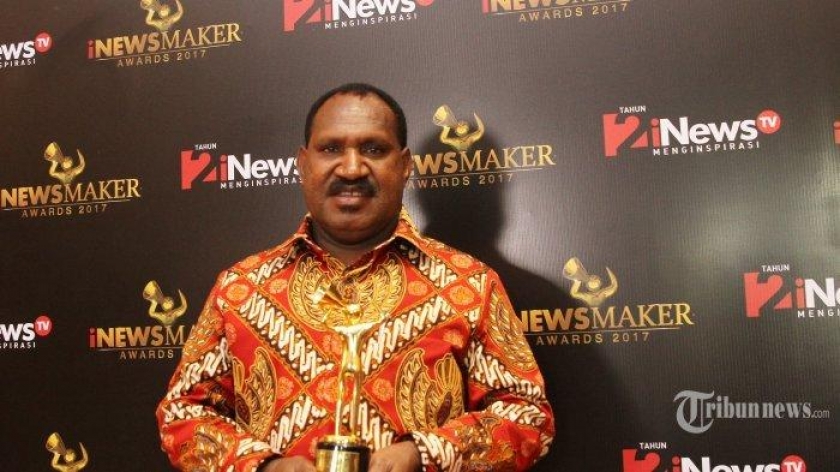 Bupati Puncak, Willem Wandik saat ditemui pada acara iNews Maker Awards 2017 di kawasan Kebon Sirih, Senin (22/5/2017). [Foto: Tribunnews]