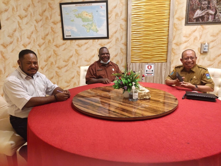 Yan Yoteni dan Orgenes Wonggor Terima Aspirasi Infrastruktur dari Bupati Teluk Wondama. [Foto: JP/WRP]