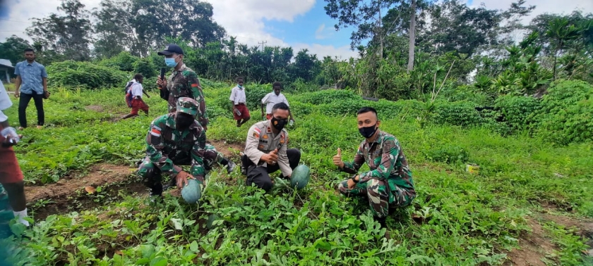 Sinergitas TNI-Polri dan warga di perbatasan Bupul Merauke RI-PNG. [Foto: Polres Merauke]