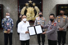 Menpora Amali menerima izin resmi Liga 1 dan Liga 2 dari Kapolri Jenderal (Pol) Listyo Sigit Prabowo kepada Menpora, di Mabes Polri, Trunojoyo, Jakarta Selatan. [Foto: rayki/kemenpora.go.id]