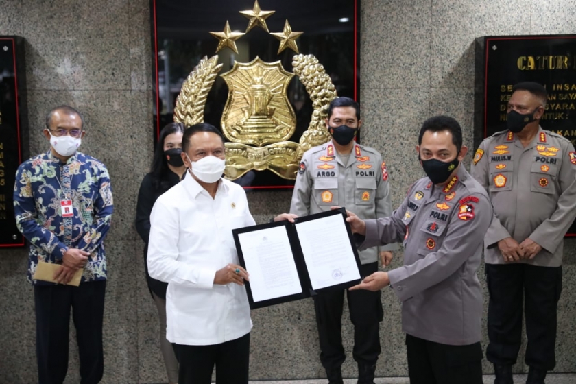 Menpora Amali menerima izin resmi Liga 1 dan Liga 2 dari Kapolri Jenderal (Pol) Listyo Sigit Prabowo kepada Menpora, di Mabes Polri, Trunojoyo, Jakarta Selatan. [Foto: rayki/kemenpora.go.id]