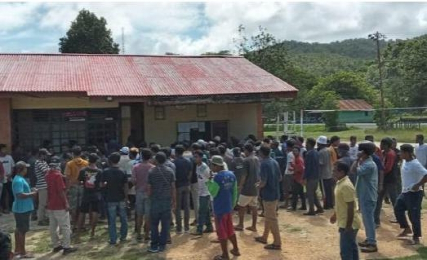 Masyarakat Patani Timur Saat Mendatangi Polsek Patani Halmahera Tengah (Halteng). [Foto: Dok. Warga Patani]