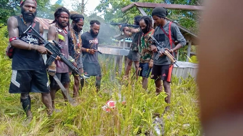 TPNPB-OPM Bakar Bendera Merah Putih di Alguru Nduga Papua. [Foto: ist]