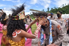 Kapolda Papua Barat Disambut Tarian Adat di Bandara Marinda Raja Ampat. [Foto: Polda Papua Barat]