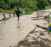 Hujan Deras Akibatkan Jalan Utama Rindam Momi Waren Penuh Lumpur. [Foto: WRP]
