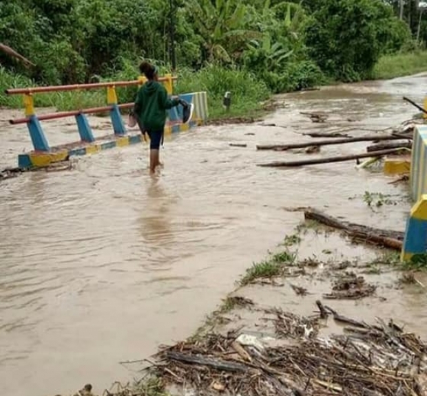 Hujan Deras Akibatkan Jalan Utama Rindam Momi Waren Penuh Lumpur. [Foto: WRP]