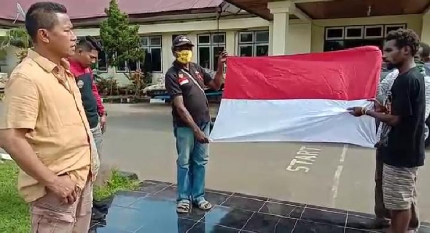 Permohonan maaf Pemilik akun Fb yang menghina TNI-Polri di Depan Mapolres Merauke. [Foto: Poles Merauke]