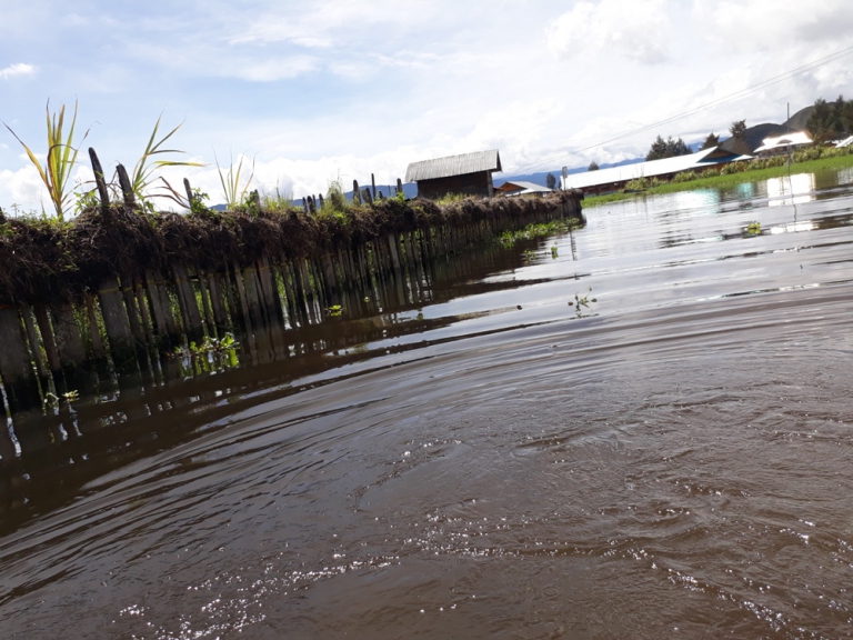 Luapan Danau Paniai yang menggenangi Ugibutu Enarotali Yapkema (Foto-lintaspapua.com)
