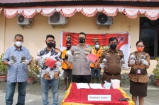 Polres Jayapura Bekuk 2 Pelajar yang Jadi Kurir Narkoba. [Foto: Tribaratanews]