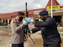 Penyerahan Senpi oleh Danki Brimob Kepada Kapolres Pegunungan Bintang. [Foto: Tribratanews]