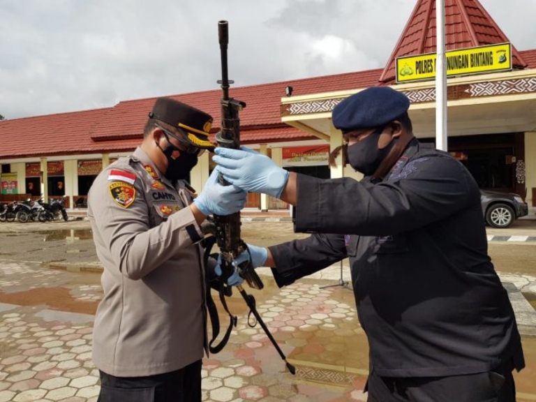 Penyerahan Senpi oleh Danki Brimob Kepada Kapolres Pegunungan Bintang. [Foto: Tribratanews]