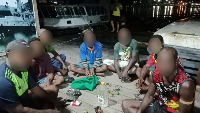 Ditpolairud Polda Papua Menggamankan 7 Orang Warga Negara Papua New Guinea. [Foto: Tribrata Polda Papua]