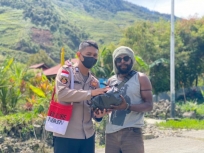 Jalin Silaturahmi, Binmas Noken Polres Puncak Jaya Sambangi Mantan Simpatisan KKB. [Foto: Tribratanews]