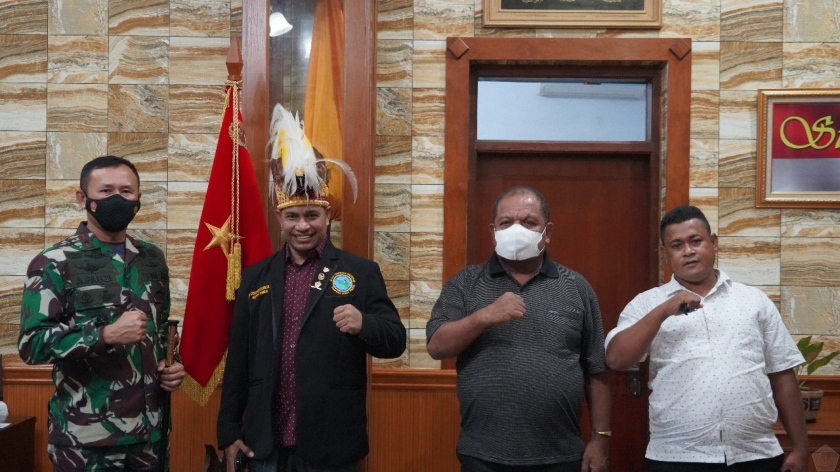 Danrem 061/SK Terima Silaturahmi Ketua Dewan Pemuda Adat Papua. [Foto: Puspen TNI]