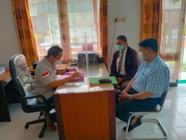 Polres Mappi Serahkan Tersangka Korupsi Dana Bansos ke Kejari Merauke. [Foto: ist]