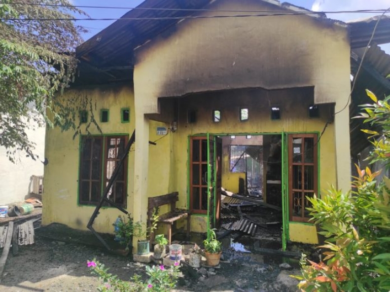 Satu Unit Rumah BTN Pemda Hangus Dilahap Si Jago Merah. [Foto: Tribratanews]