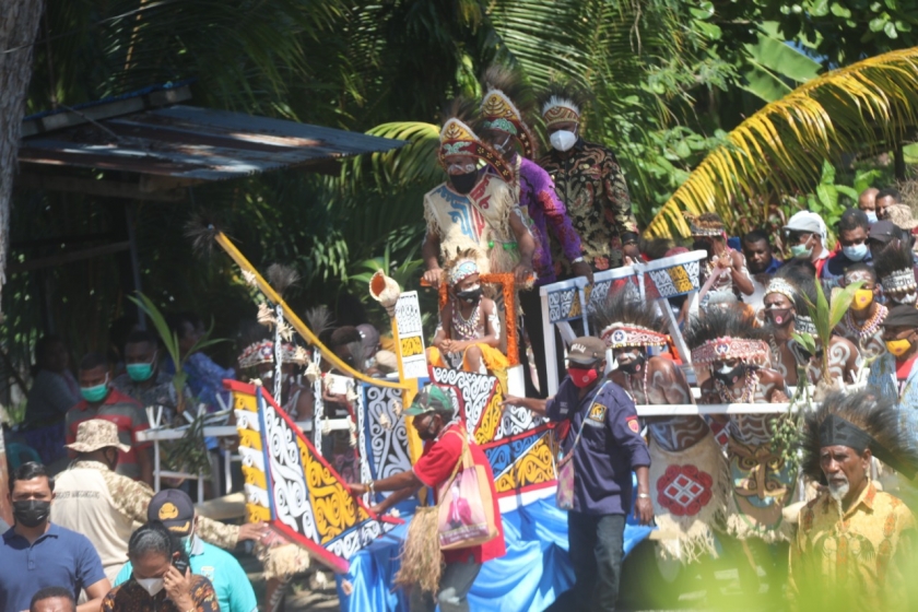 Gubernur Papua Barat saat diarak menggunakan Way Wairon. [Foto: JP/WRP]