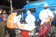 KM Ciremai Muat 15 Penumpang Positif Turun di Pelabuhan Jayapura. [Foto: Polresta Jayapura]